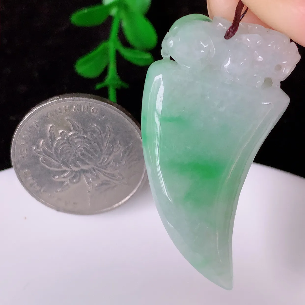 自然光实拍，冰润飘绿翡翠招财貔貅吊坠，翠色灵动，种老水足，寓意好，品相佳，佩戴佳品！#81.2