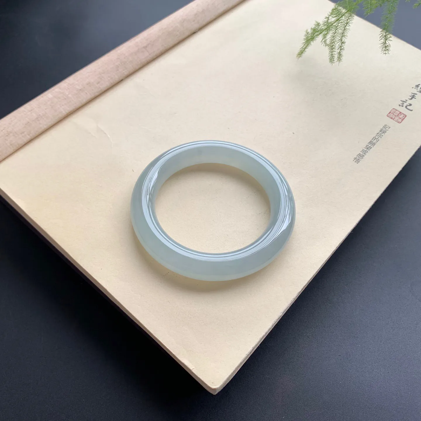 56.5圈口冰种圆条手镯 尺寸：56.5-12-11.8，无纹裂，水润饱满，胶感十足