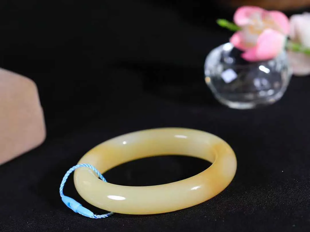 【情有独钟.手镯】

精品和田玉糖白玉手镯 玉质温润细腻 油性十足 手感舒适，高华雅逸，线条流畅，简约大气，美自天成，素雅高贵。佩戴于腕间，婉约之美，举手投足间透出那低调奢华。重44.2克 内径50.5mm 尺寸11.5-8.5mm   FDT-791052795