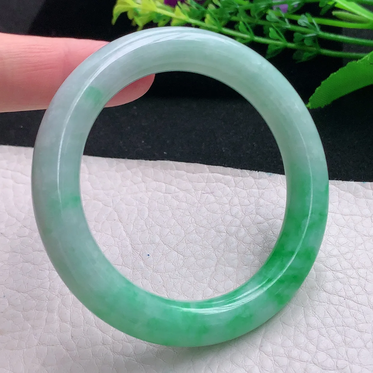 yh自然光54*10.2美人镯 天然缅甸翡翠a货半山水飘阳绿圆条玉镯子