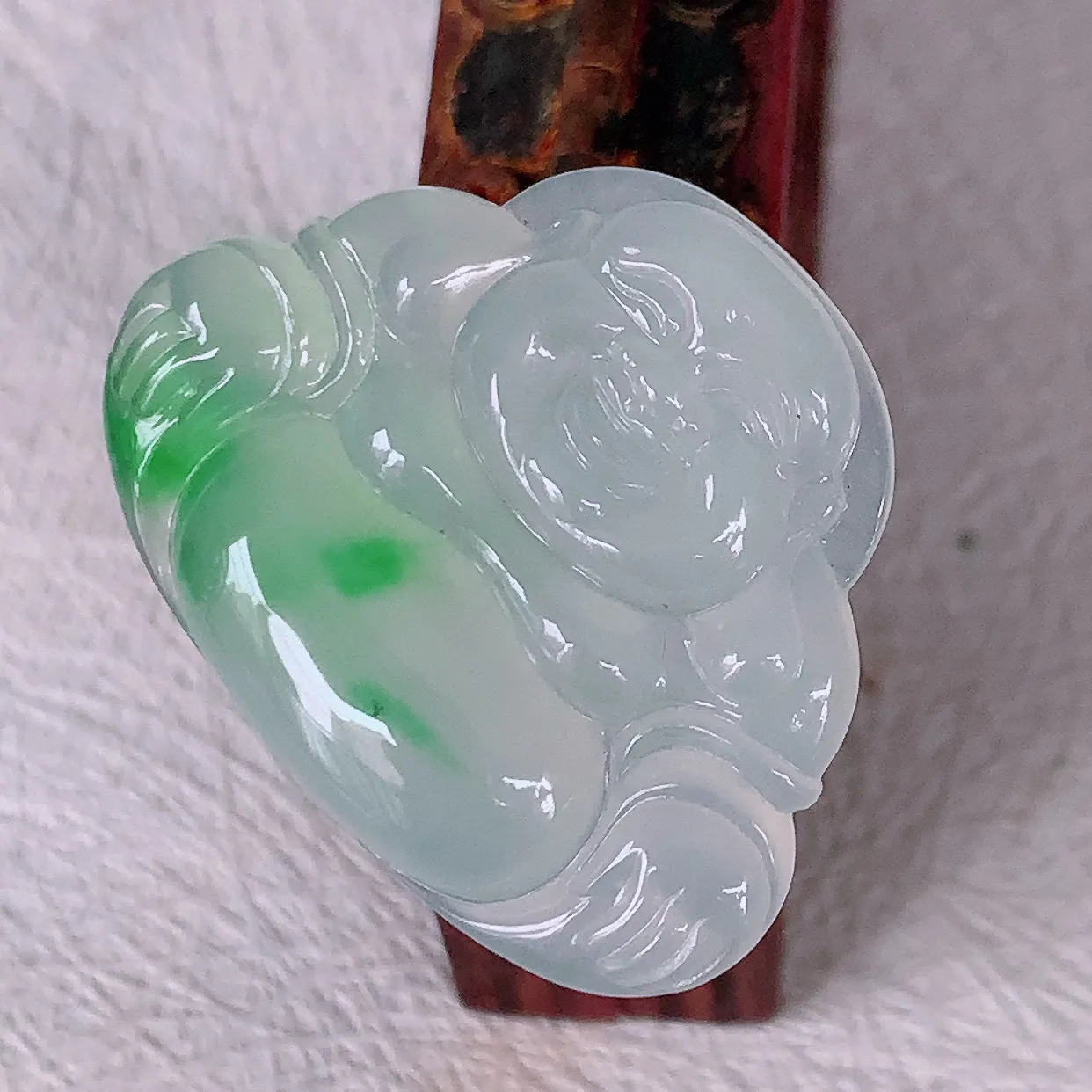 自然光实拍，冰种飘阳绿翡翠佛公吊坠，饱满， 佛公亦保平安，寓意有福（佛公）相伴，配戴优雅迷人！#57.2