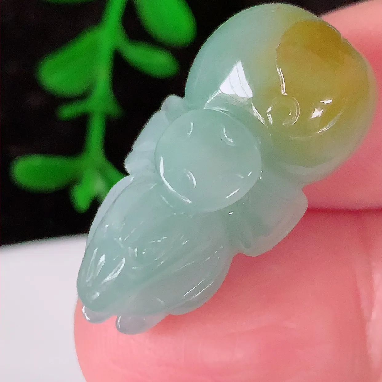 自然光实拍，冰润黄翡双彩翡翠生肖子鼠运财吊坠，种老水足，雕工精湛 ，寓意美好，佩戴时尚出众！#81.2