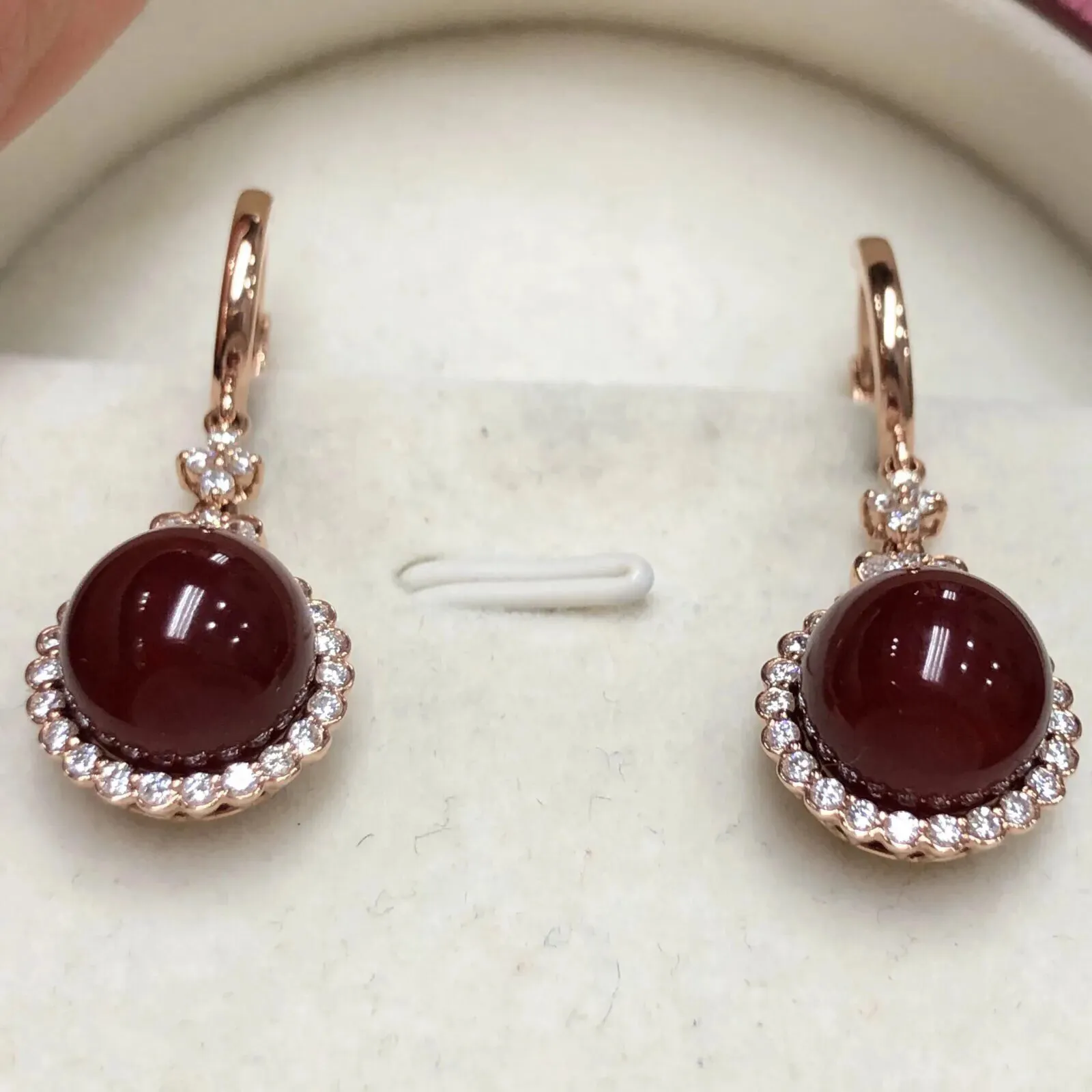 【典藏珍品】【天然阿卡赤血牛血红珊瑚10mm圆珠大钻满钻豪华镶嵌耳坠】可遇不可求！日本深海阿卡材料，天然无添加无优化，赤血牛血红色，裸石尺寸为9.9*9.9*9.9mm，整体尺寸34.7*12.9*11.2mm，18k金大钻石满钻豪华镶嵌！重量7.34克。裸石没有白芯，没有虫眼。只有诱人的美！色浓形美！高端大气上档次！