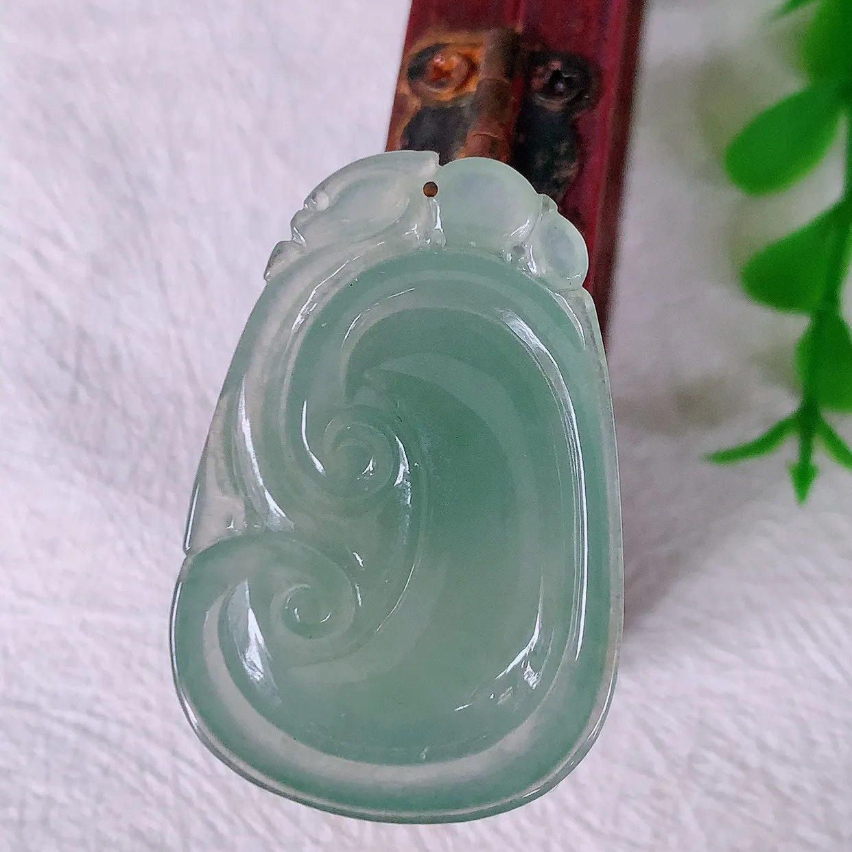 自然光实拍，冰种翡翠如意吊坠，玉坠百搭又精致，寓意着吉祥，事事如意！#12.2