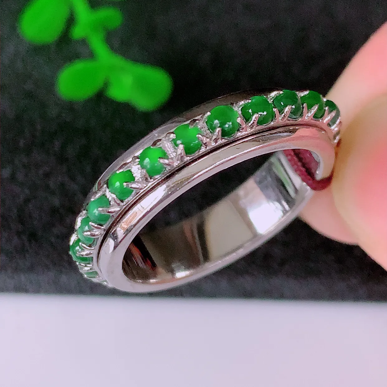 冰透满绿翡翠925银镶嵌戒指，自然光实拍，翠色灵动，颜色漂亮，种老水足，品相佳，佩戴佳品！#98.2整体26.5*5.8*3.2裸石2*2，内径20mm，22圈口