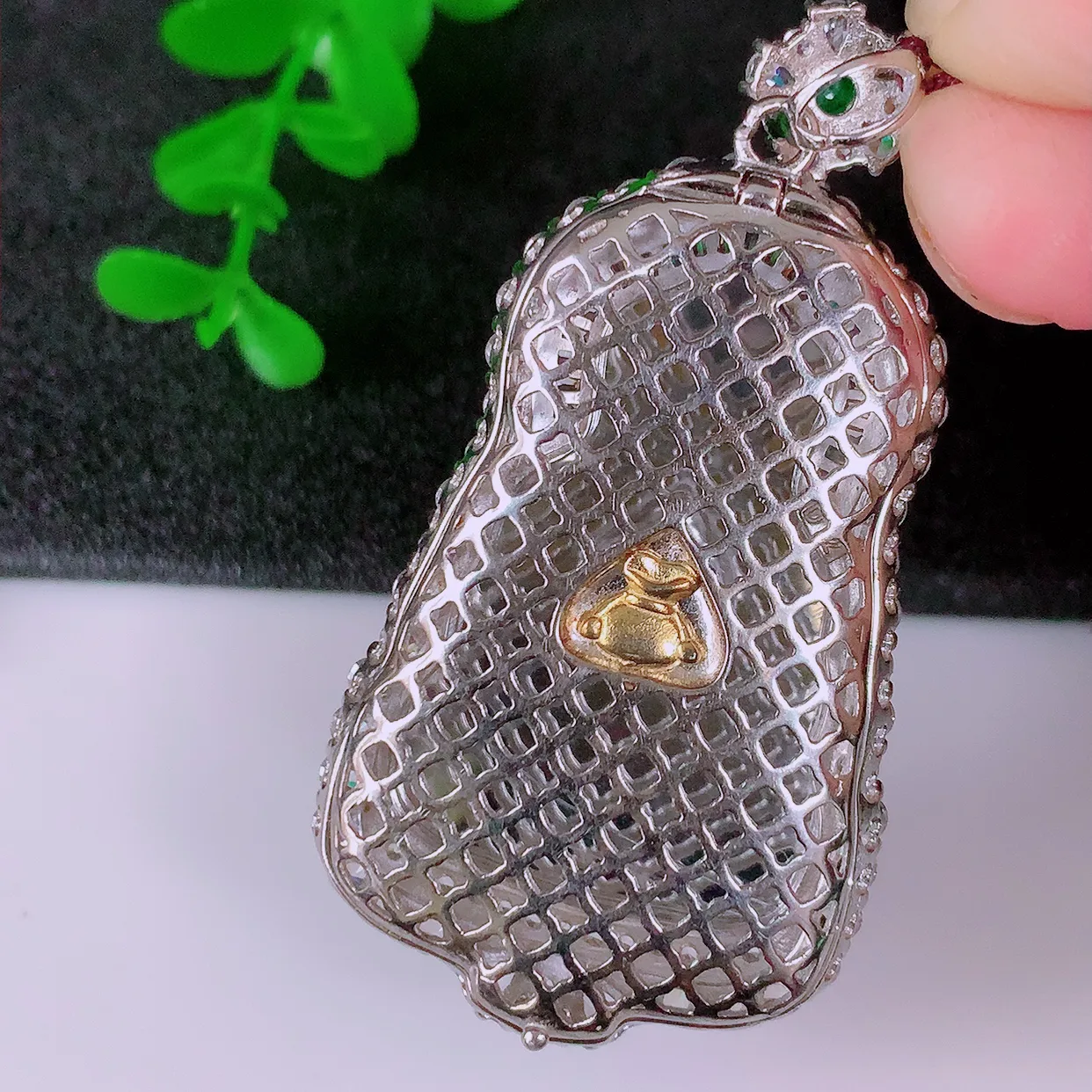 冰透满绿翡翠925银镶嵌观音吊坠，自然光实拍，翠色灵动，颜色漂亮，种老水足，品相佳，佩戴佳品！#98.2整体54.5*28.8*9.2裸石35*23