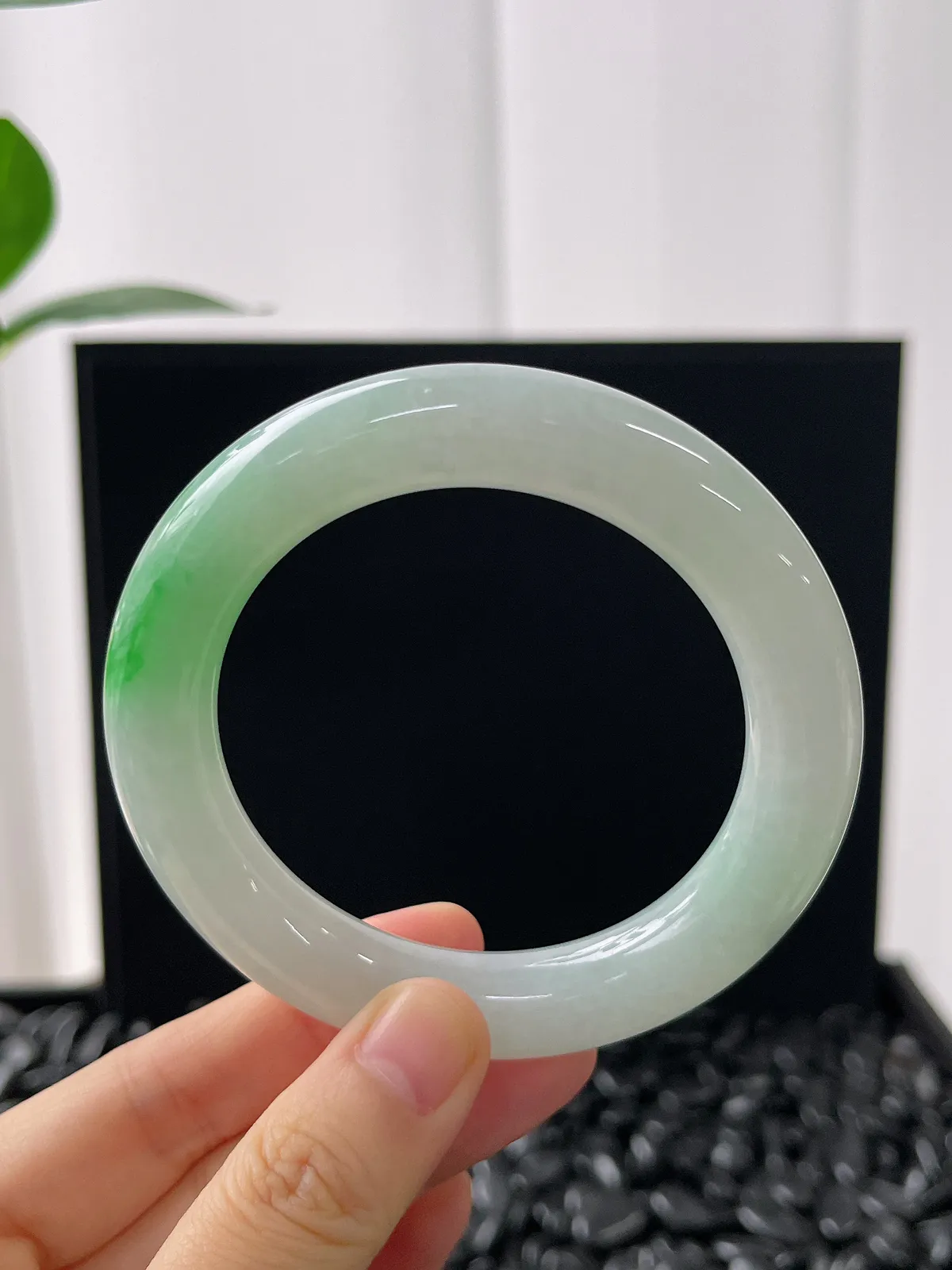 圆镯54.4圈口，翡翠冰糯种飘绿手镯