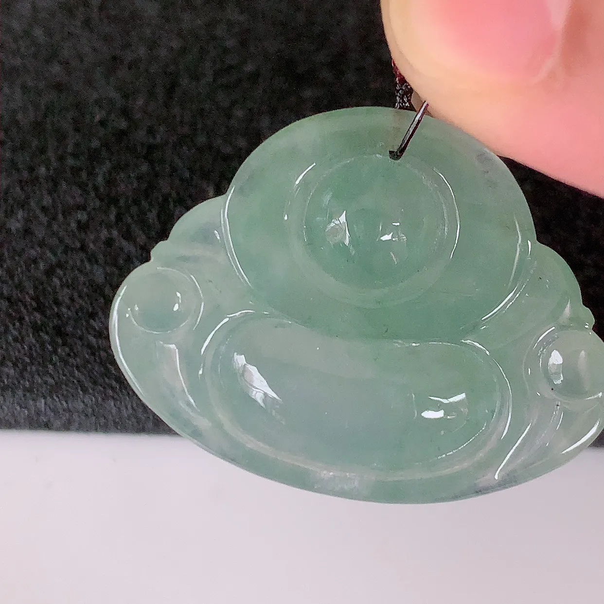 自然光实拍，冰种翡翠佛公吊坠，种老水足，雕工精湛 ，寓意美好，佩戴时尚出众！#46.2