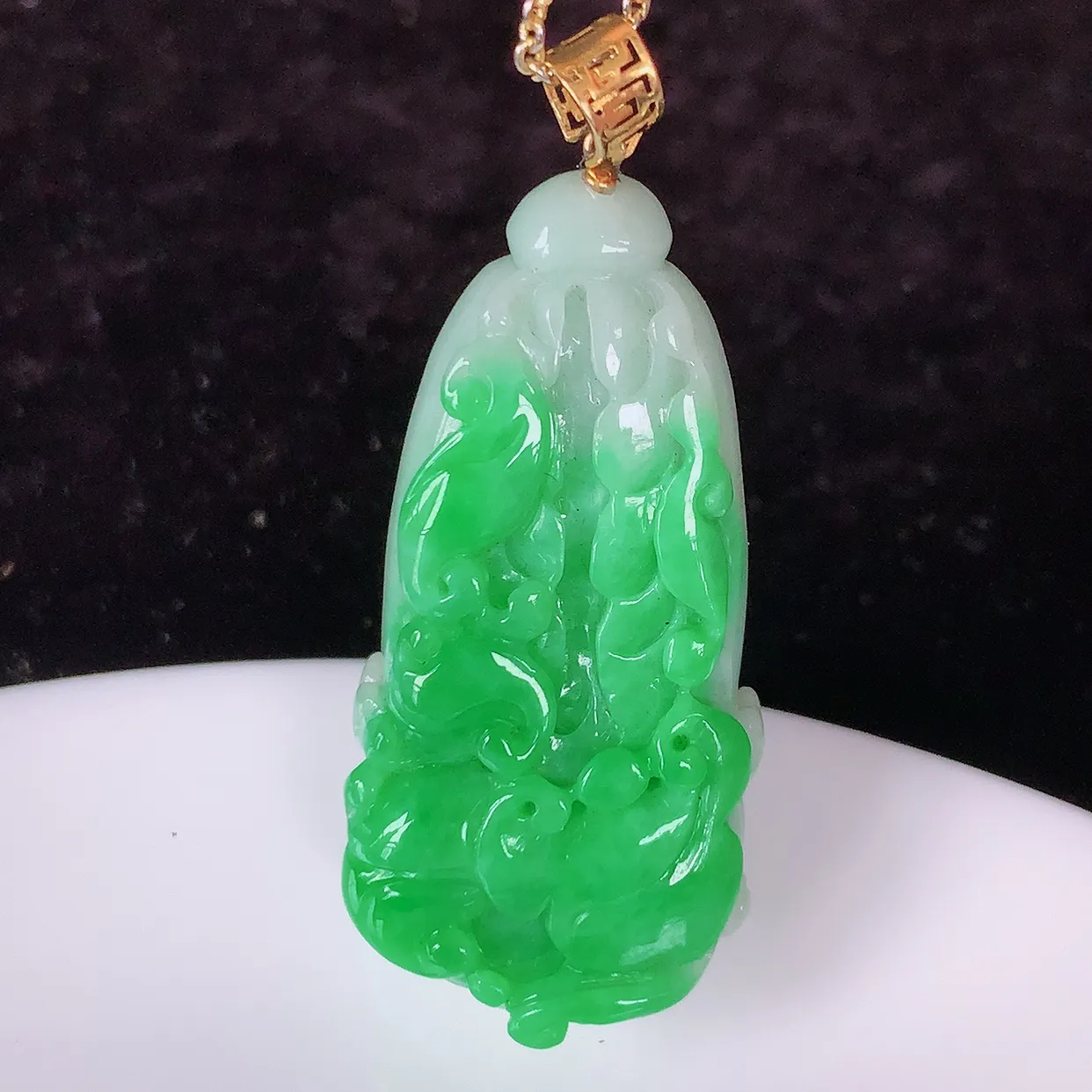 18K金镶嵌辣绿翡翠招百财白菜吊坠，百财聚来，财源滚滚，色泽鲜艳，精工水润的白菜，性价比高！#1.2
