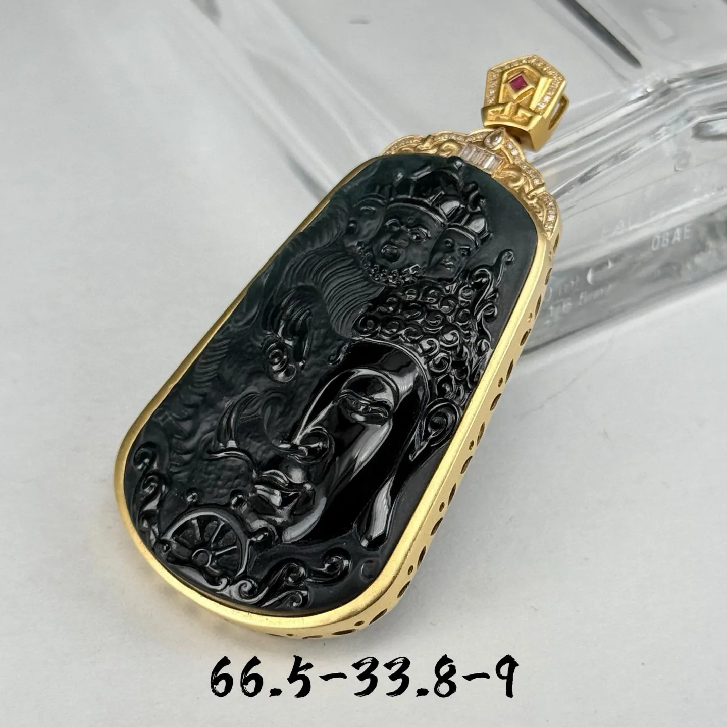 精品18k墨翠一念之间 种好色正 黑度极好 打灯通透 油性十足 尺寸66.5