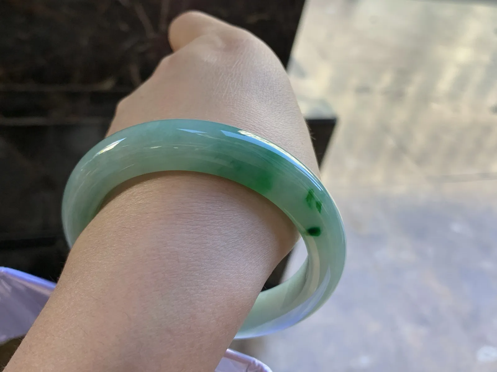 56-11.4-9.1

带色手镯^_^玉质温润