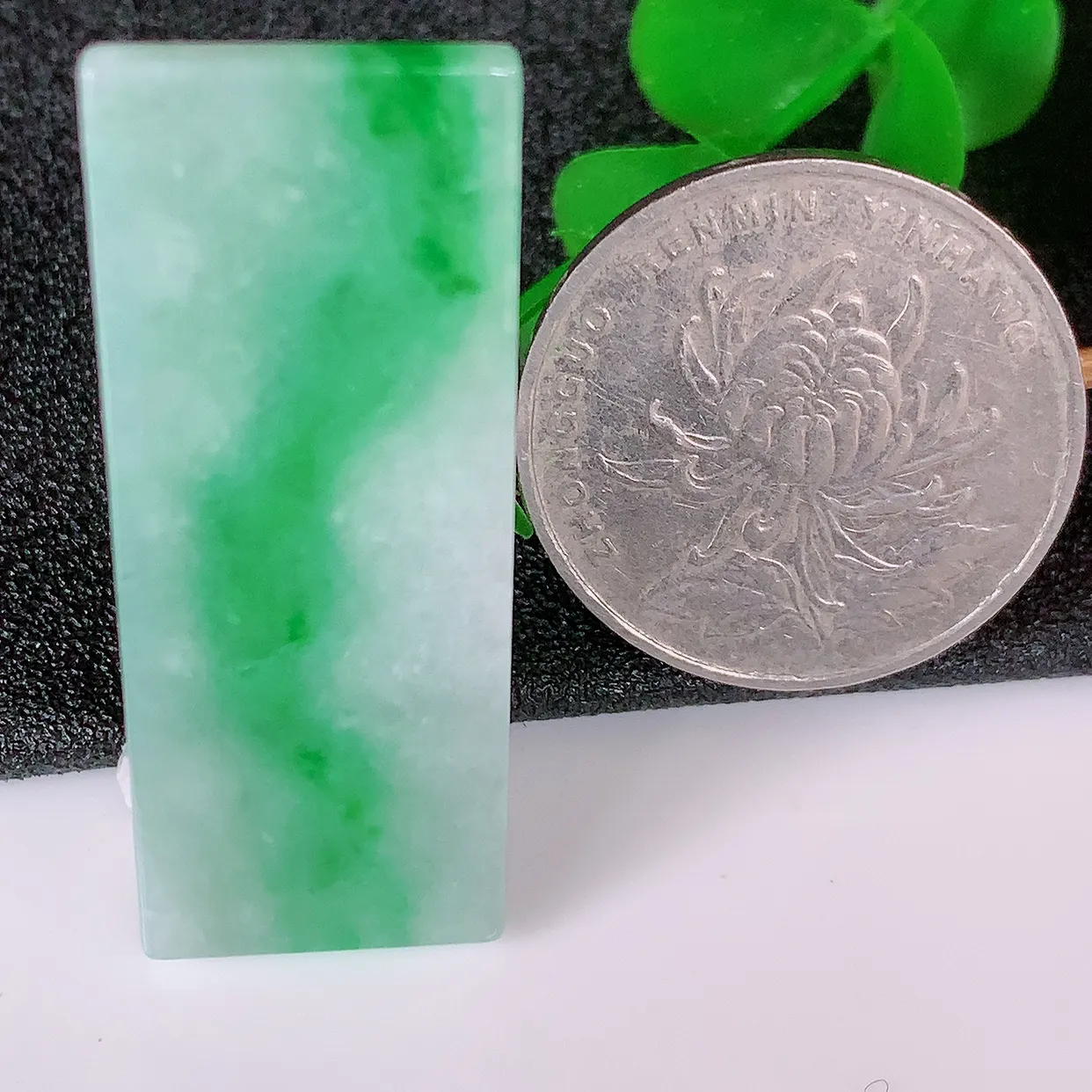 自然光实拍，冰润飘绿翡翠平安无事牌吊坠，平平安安，无事牌翠色灵动，佩戴平安时尚！#05.2