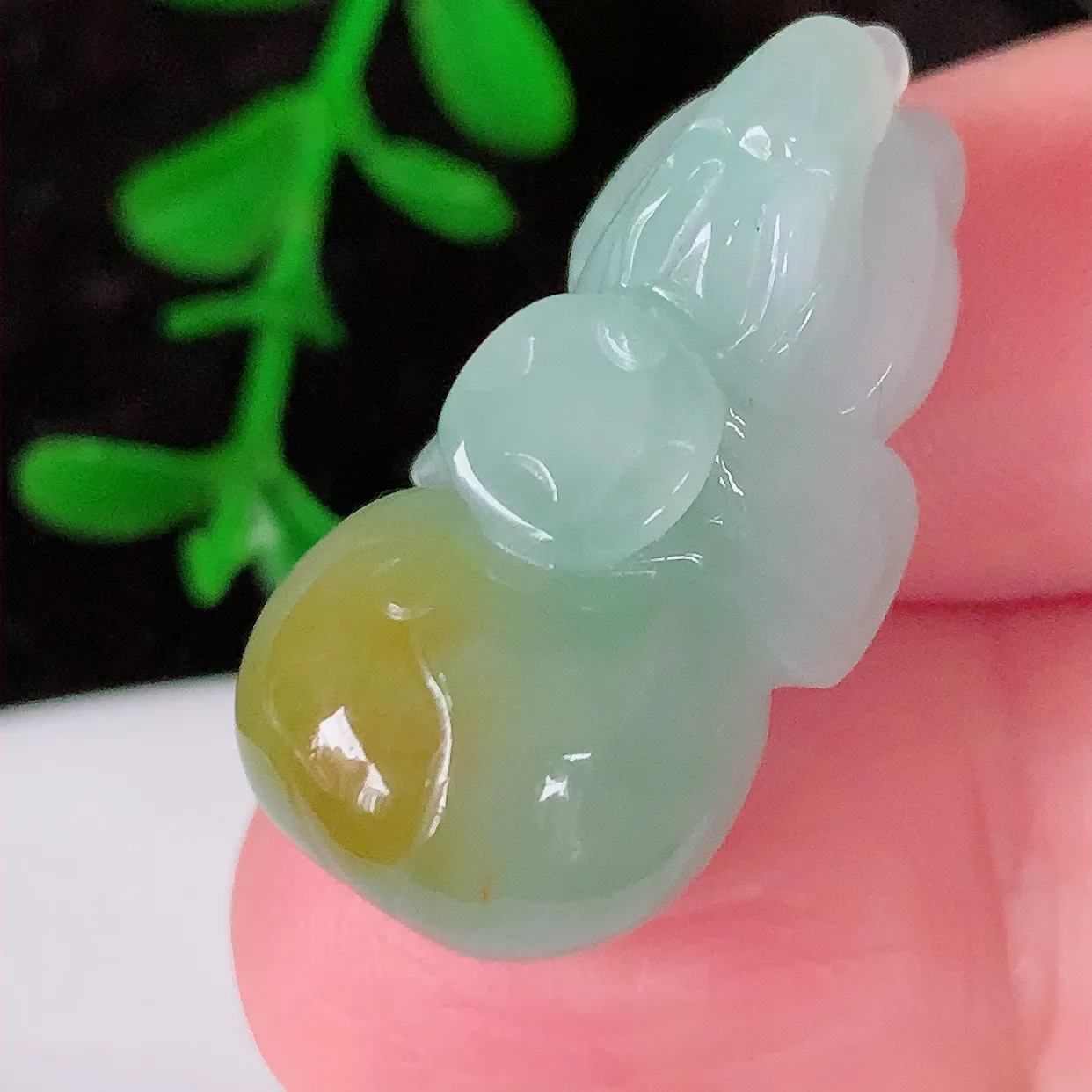 自然光实拍，冰润黄翡双彩翡翠生肖子鼠运财吊坠，种老水足，雕工精湛 ，寓意美好，佩戴时尚出众！#81.