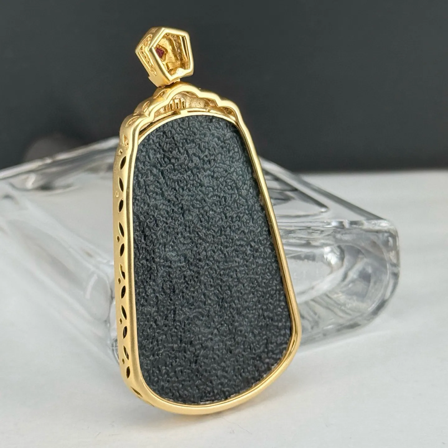 精品18k墨翠一念之间 种好色正 黑度极好 打灯通透 油性十足 尺寸66.5