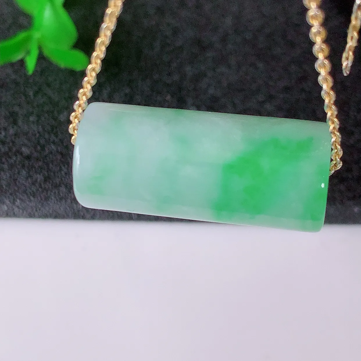 自然光实拍，冰润飘绿翡翠路路通吊坠，寓意时来运转、财源滚滚，款式新颖时尚，日常百搭的款！配图银链#05.2