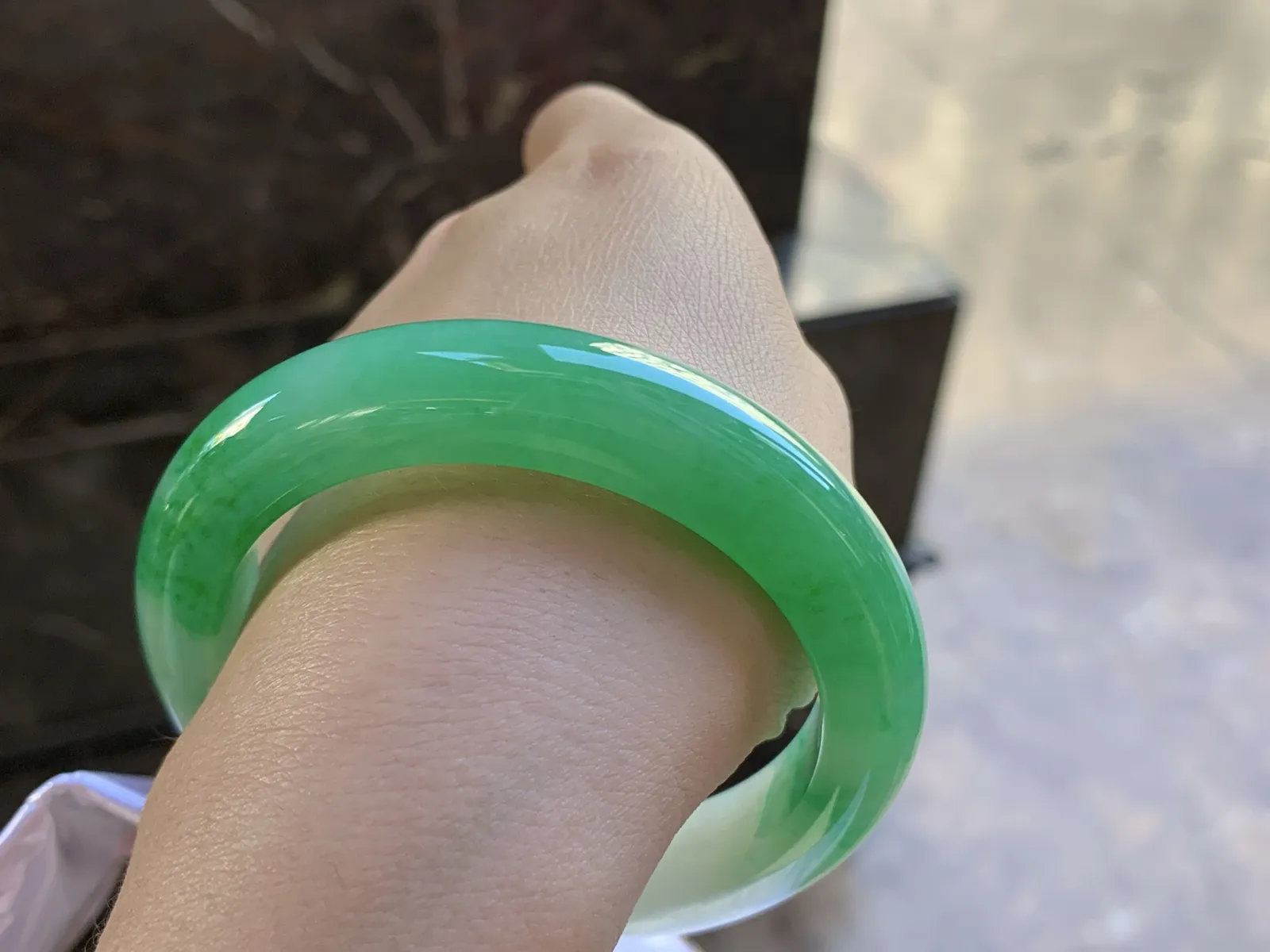 56-12.2-9.2

辣绿色手镯^_^颜色浓郁 鲜艳 起光