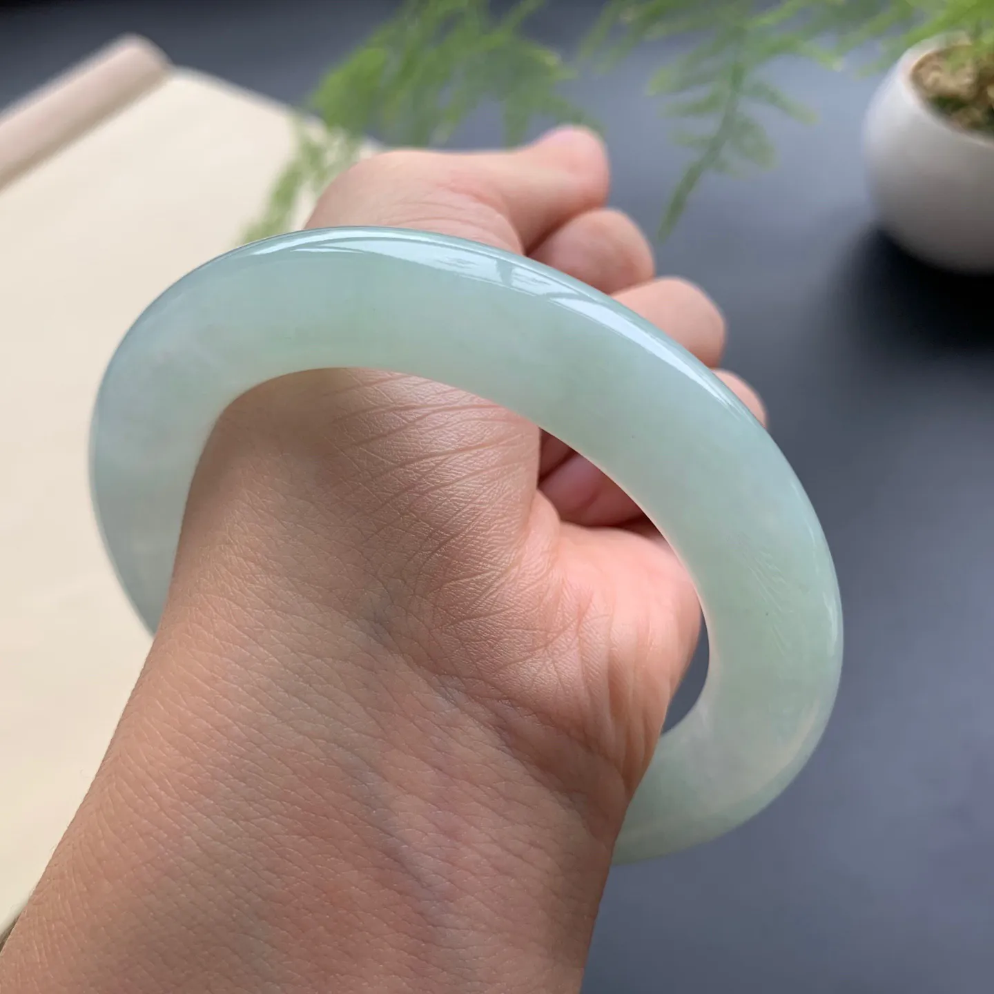 56.5圈口果绿底圆条手镯 尺寸：56.5-11.8，无纹裂，细腻釉洁，色泽清新甜美