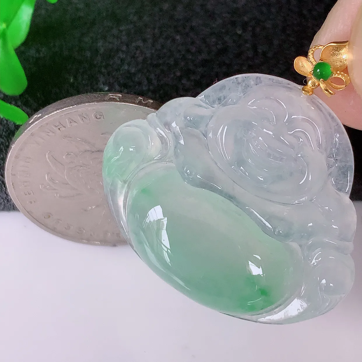 自然光实拍，18K金镶嵌冰种飘阳绿翡翠佛公吊坠，冰透饱满， 佛公亦保平安，寓意有福（佛公）相伴，品相佳，配戴优雅迷人！#41.2整体33.5裸石31.5*26.8*6.2