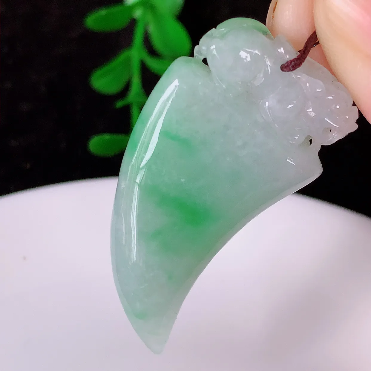 自然光实拍，冰润飘绿翡翠招财貔貅吊坠，翠色灵动，种老水足，寓意好，品相佳，佩戴佳品！#81.2