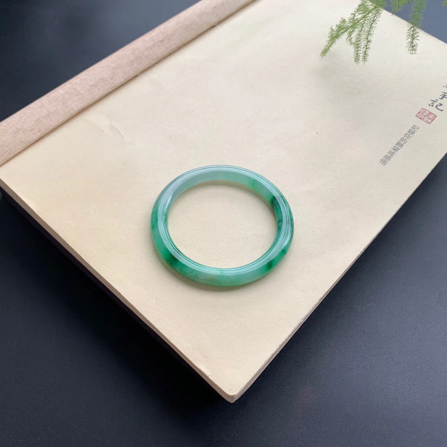 50.2圈口辣绿正圈手镯 尺寸：50.2-8-6，细腻光滑，色辣靓丽