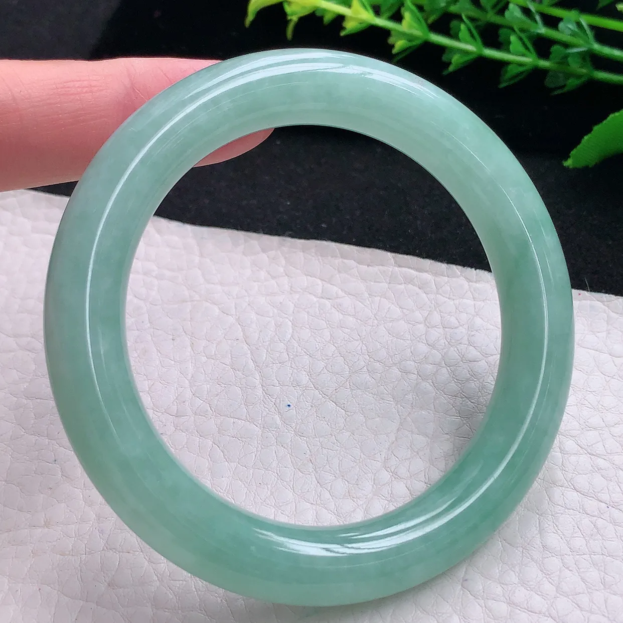 n自然光57*10.5美人镯 天然缅甸翡翠a 货蓝韵圆条玉镯子 玉手环