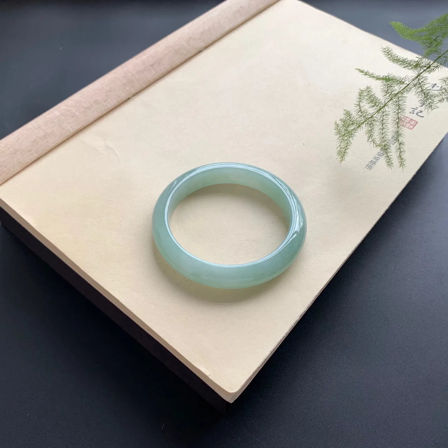 57圈口油绿正圈手镯 尺寸：57-11.3-8.6，无纹裂，细腻光滑，色泽均匀