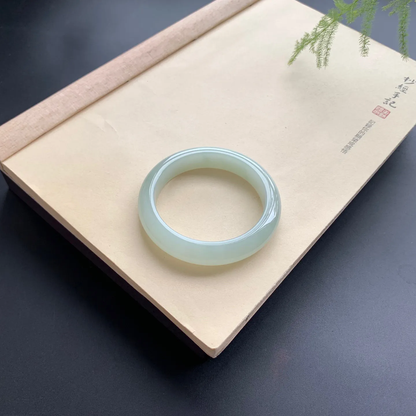 55.8圈口晴底正圈手镯 尺寸：55.8-12.6-8.8，无纹裂，水润起胶，细腻釉洁