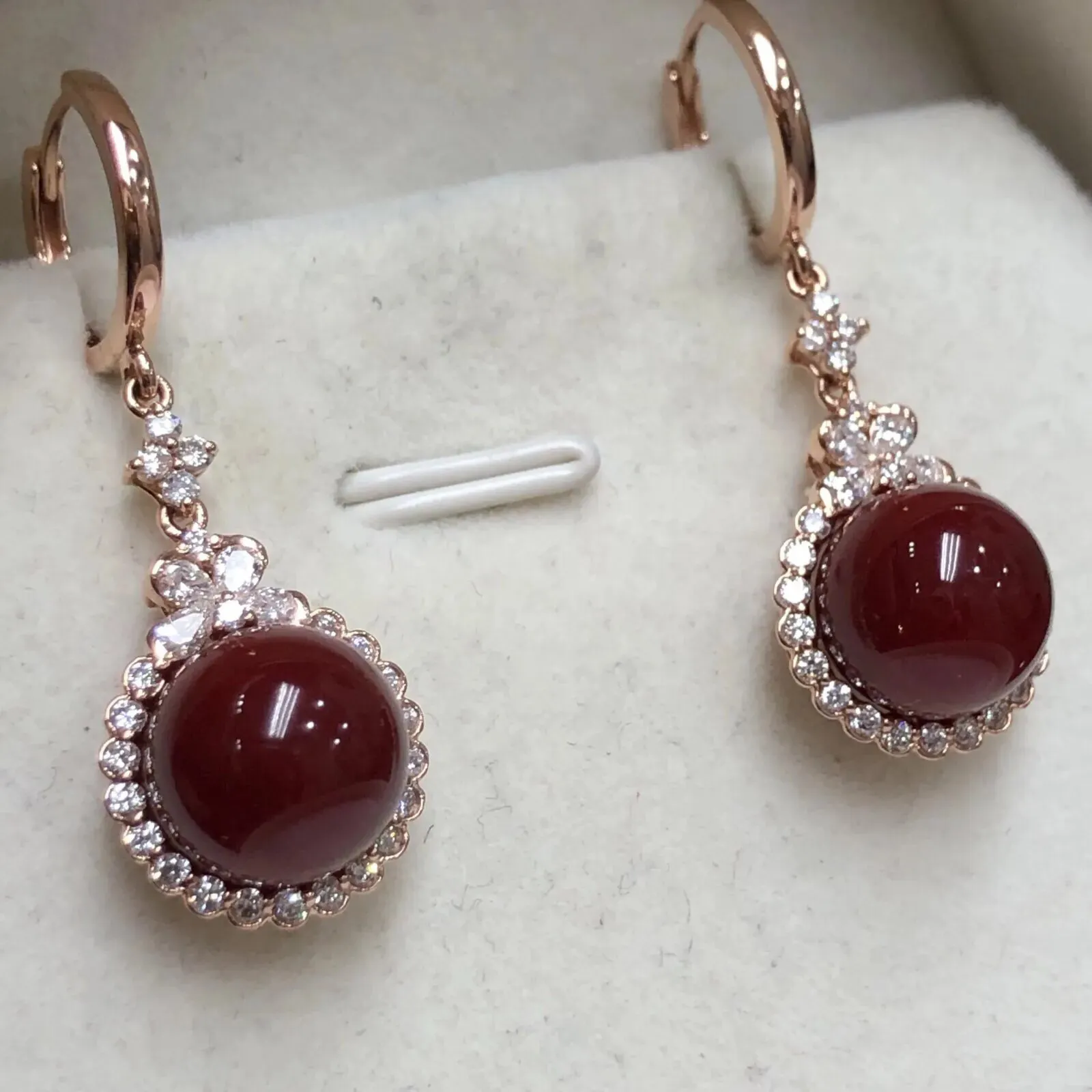 【典藏珍品】【天然阿卡赤血牛血红珊瑚10mm圆珠大钻满钻豪华镶嵌耳坠】可遇不可求！日本深海阿卡材料，天然无添加无优化，赤血牛血红色，裸石尺寸为9.9*9.9*9.9mm，整体尺寸34.7*12.9*11.2mm，18k金大钻石满钻豪华镶嵌！重量7.34克。裸石没有白芯，没有虫眼。只有诱人的美！色浓形美！高端大气上档次！