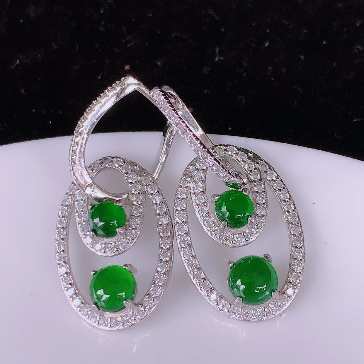 冰透满绿翡翠925银镶嵌耳坠，自然光实拍，翠色灵动，颜色漂亮，种老水足，品相佳，佩戴佳品！#98.2