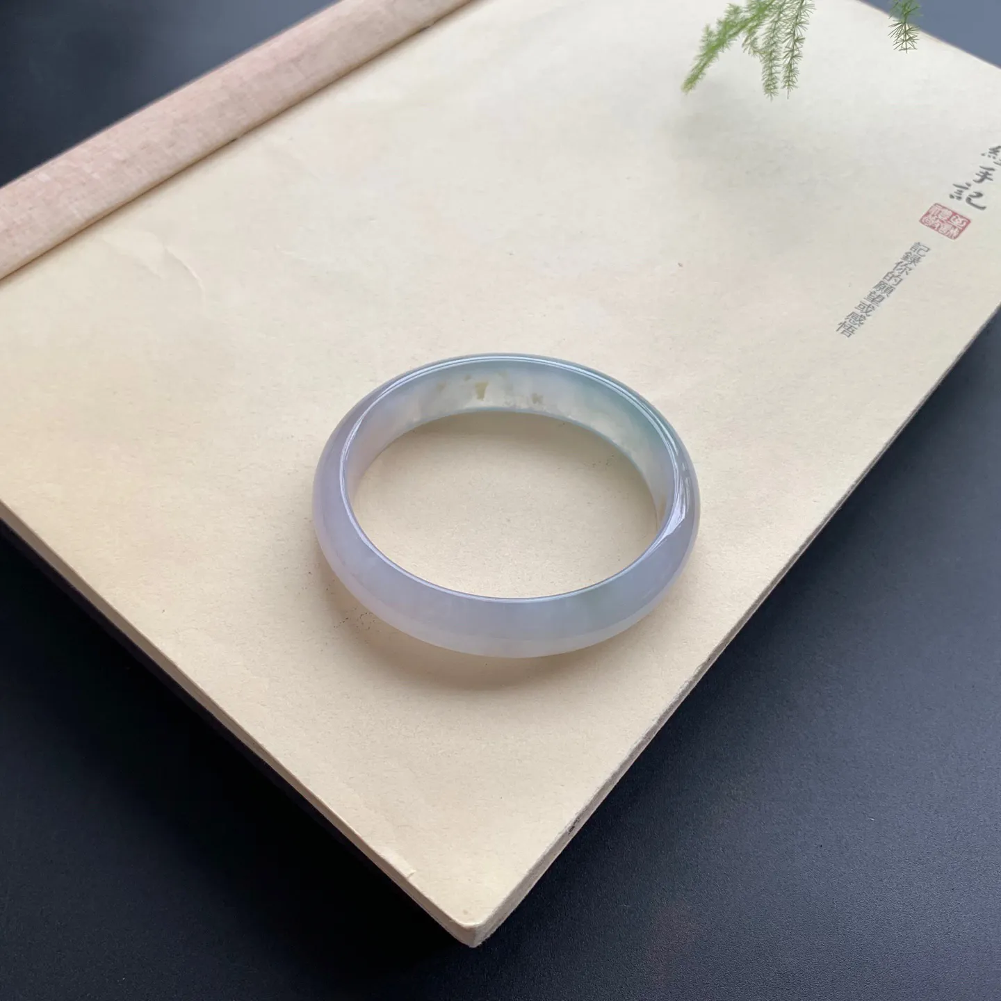 54圈口冰油贵妃手镯 尺寸：54-47.8-13-6.8，无纹裂，水润光滑，胶感十足