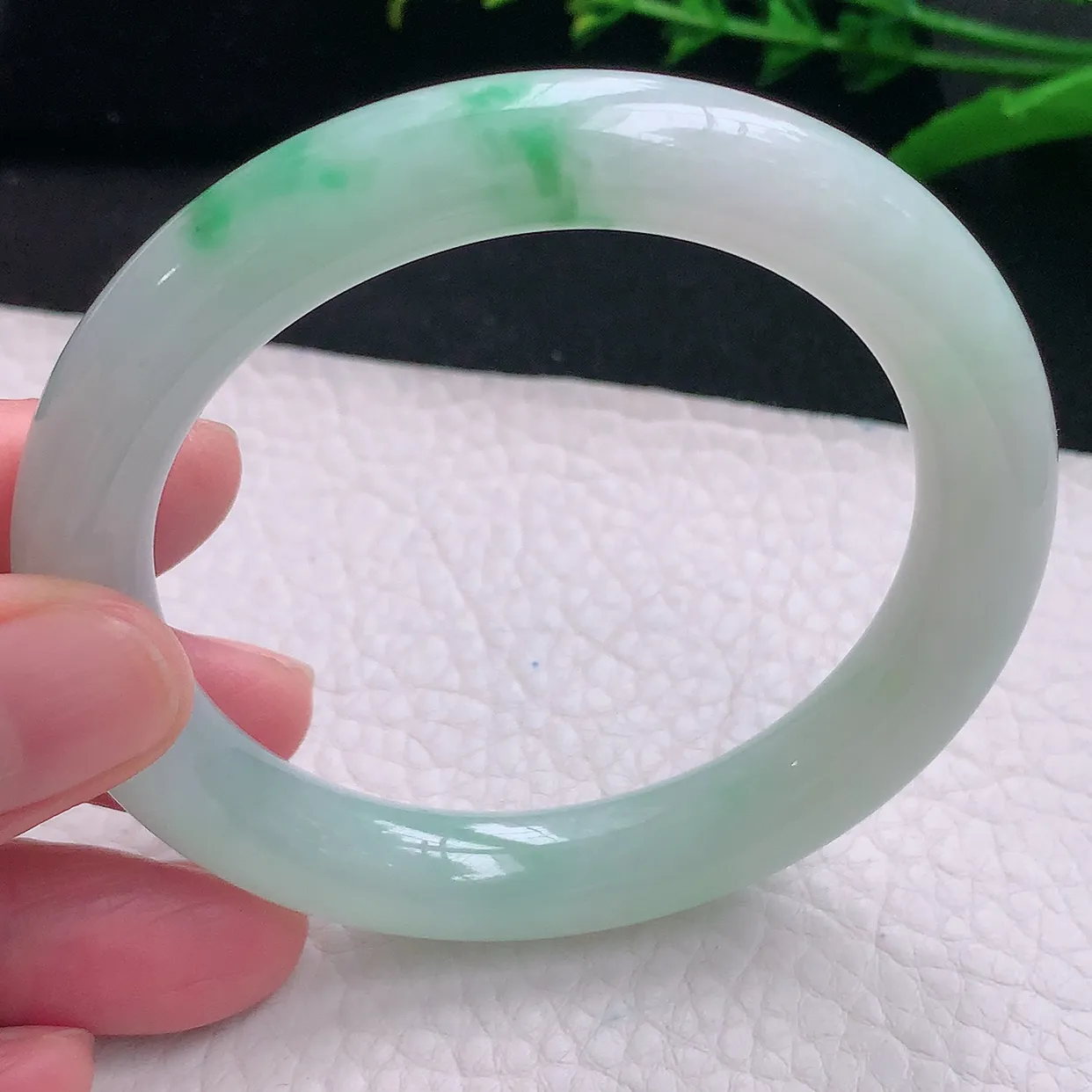 yh自然光55.8*10*9.5美人镯 天然缅甸翡翠a货水润飘阳绿圆条玉镯子