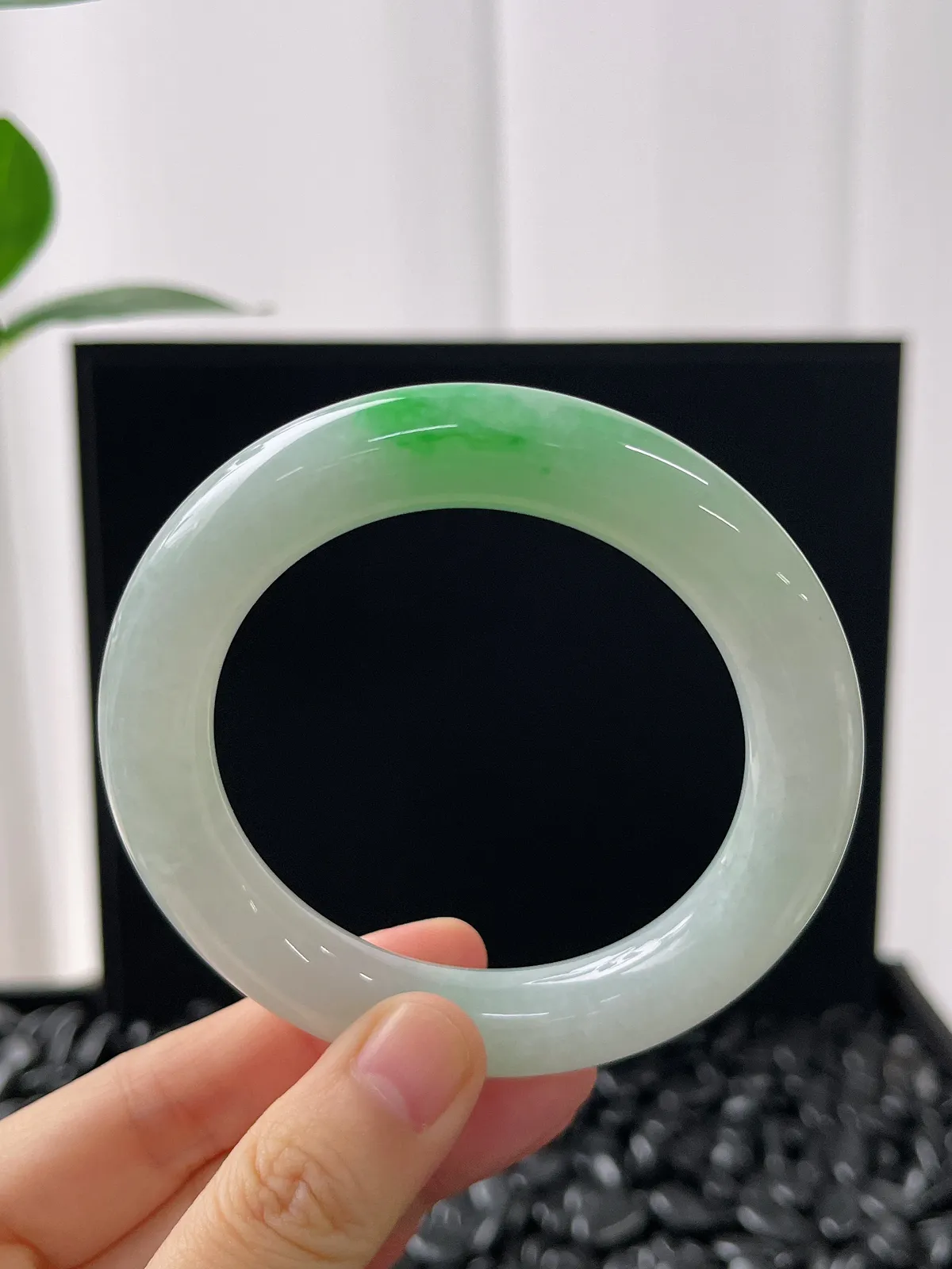 圆镯54.4圈口，翡翠冰糯种飘绿手镯