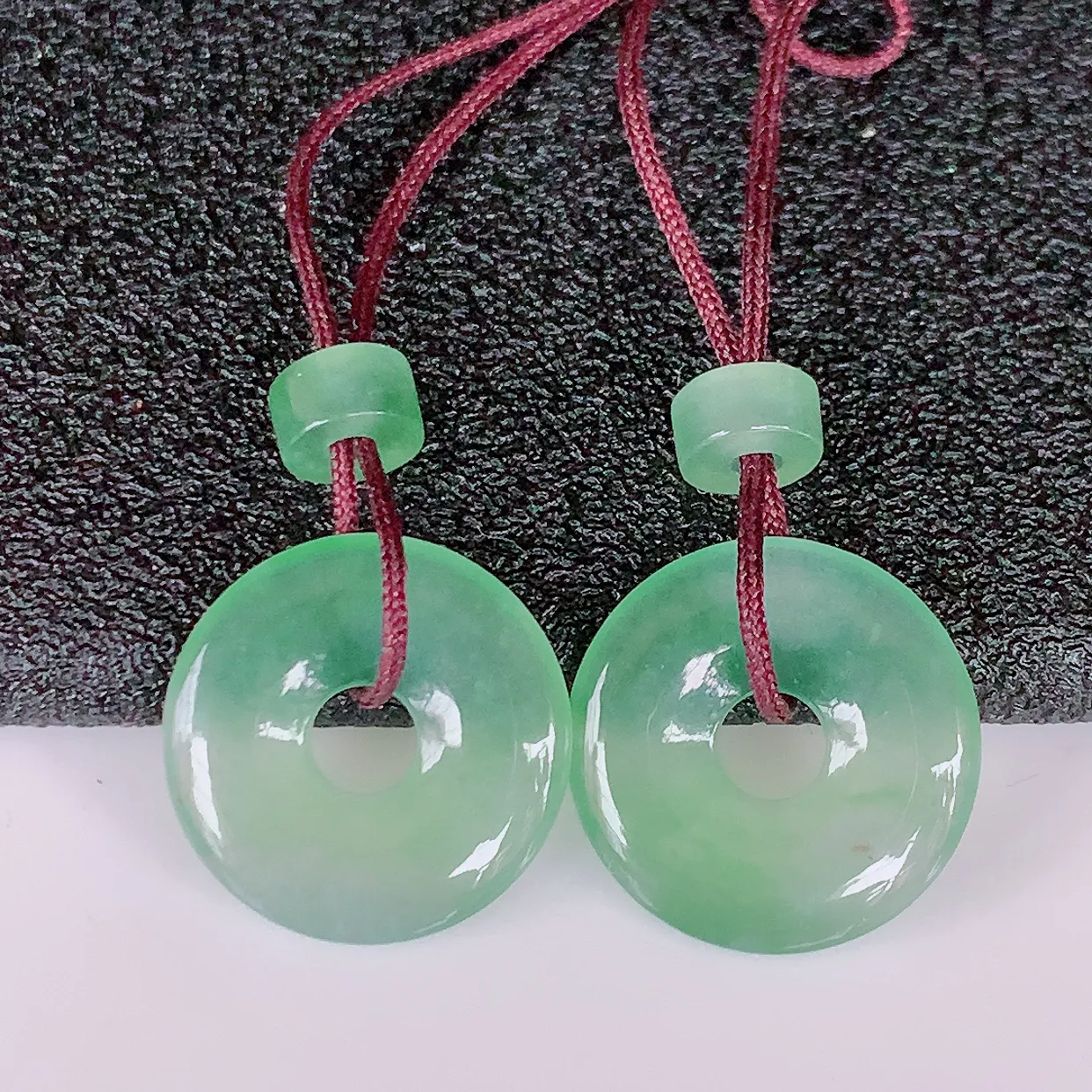 自然光实拍，冰种飘绿翡翠一对平安扣耳坠，翠色灵动，玉质细腻，颜色漂亮，品相佳，佩戴佳品！配图银线 #