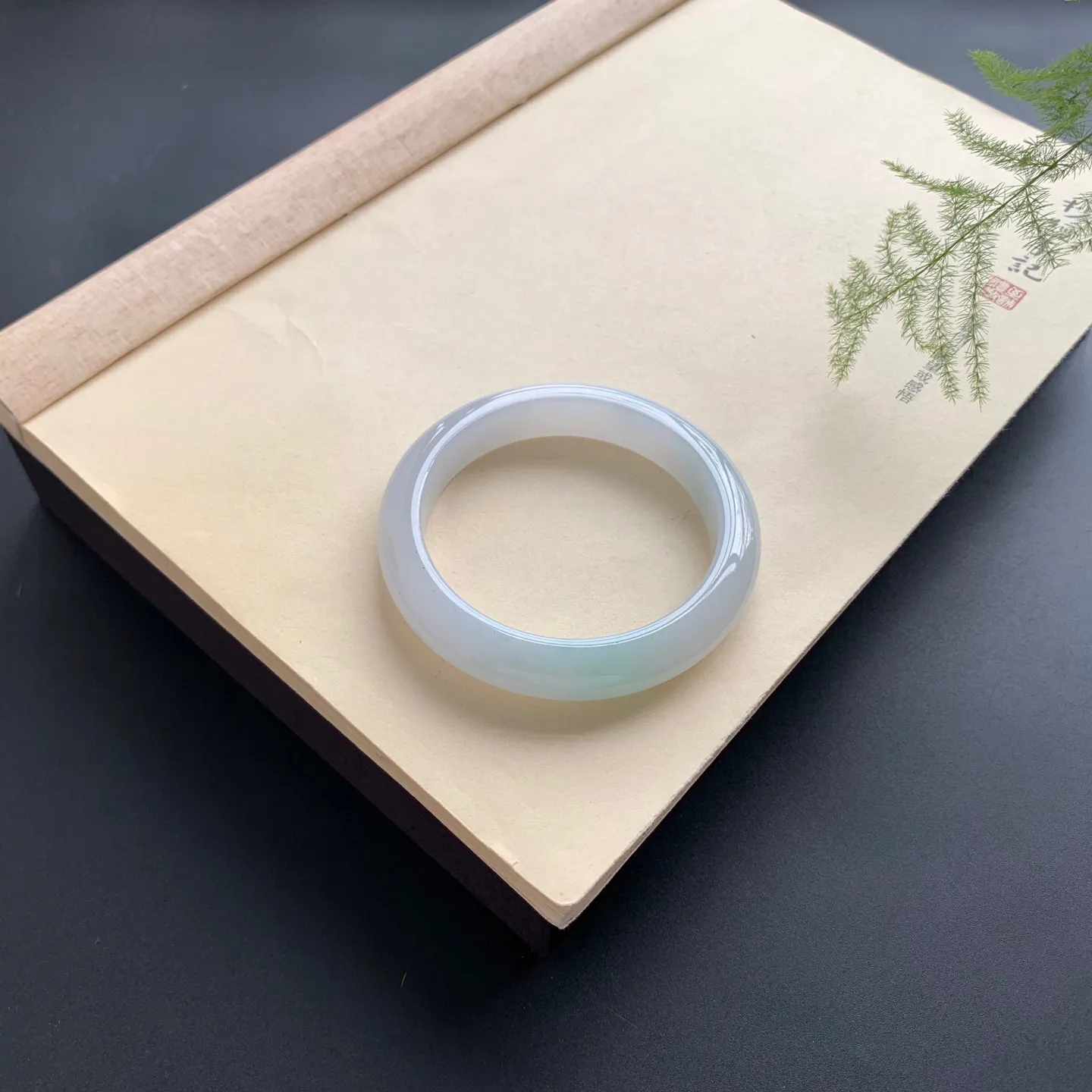 58.5圈口糯冰正圈手镯 尺寸：58.5-12.3-9.3，无纹裂，细腻釉洁，清爽干净