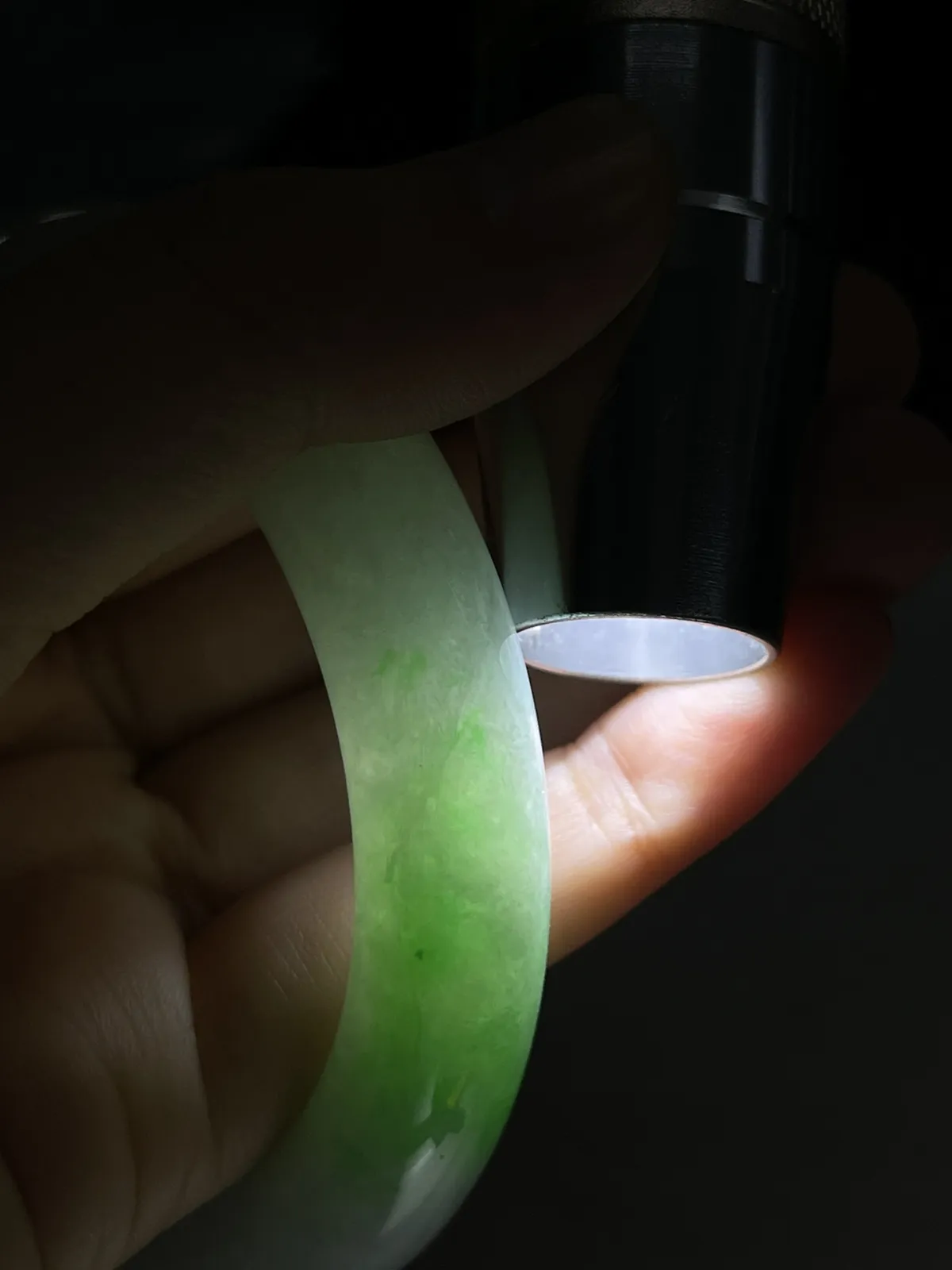 圆镯54.4圈口，翡翠冰糯种飘绿手镯