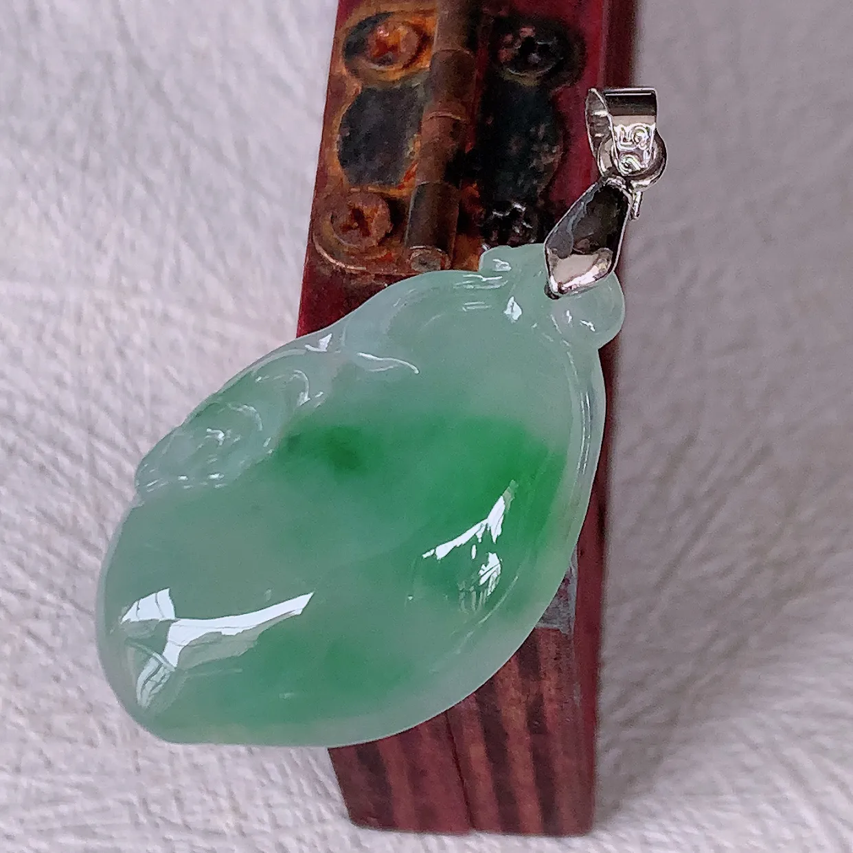 自然光实拍，冰润飘花翡翠招财福瓜吊坠，种老水足，雕工精湛 ，寓意美好，佩戴时尚出众！#46.2