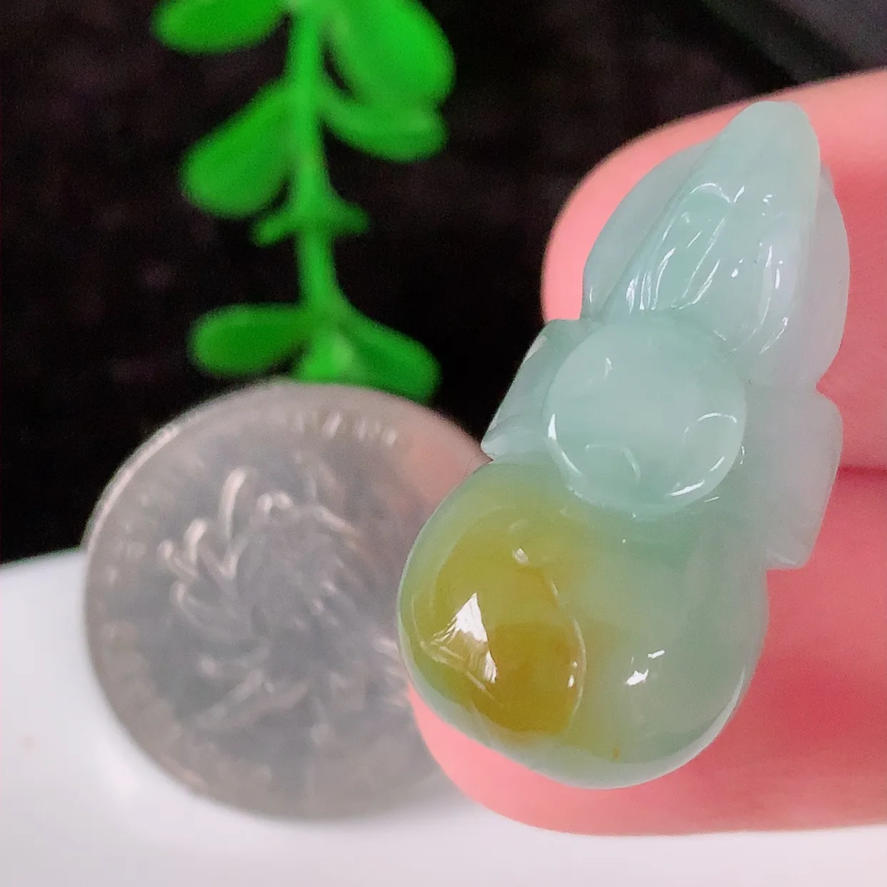 自然光实拍，冰润黄翡双彩翡翠生肖子鼠运财吊坠，种老水足，雕工精湛 ，寓意美好，佩戴时尚出众！#81.2