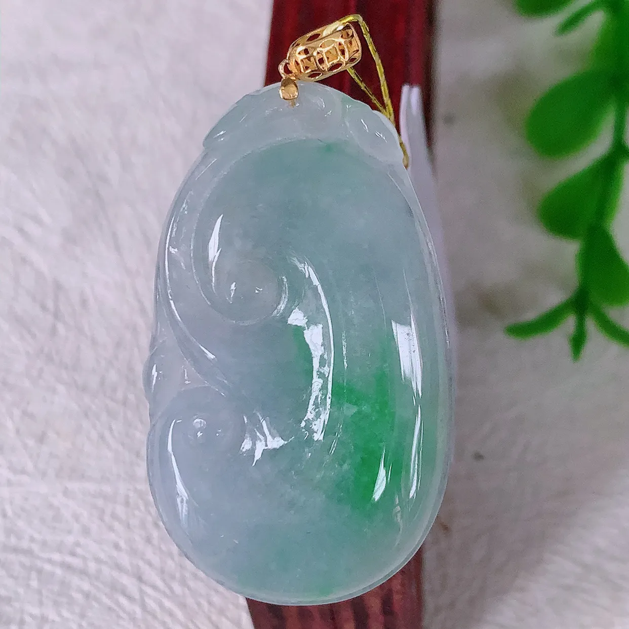 18k金镶嵌冰紫罗兰飘绿翡翠如意吊坠，沁人心脾，精致典雅的设计，为佩戴者，增添色彩，送礼自留都是佳品选择！#35.2