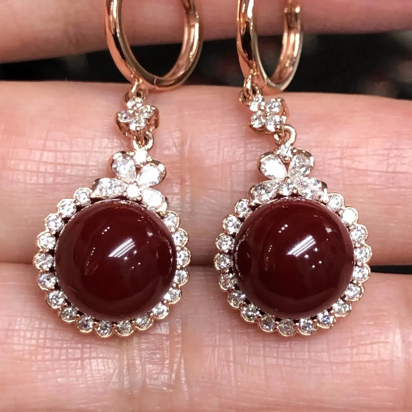 【典藏珍品】【天然阿卡赤血牛血红珊瑚10mm圆珠大钻满钻豪华镶嵌耳坠】可遇不可求！日本深海阿卡材料，天然无添加无优化，赤血牛血红色，裸石尺寸为9.9*9.9*9.9mm，整体尺寸34.7*12.9*11.2mm，18k金大钻石满钻豪华镶嵌！重量7.34克。裸石没有白芯，没有虫眼。只有诱人的美！色浓形美！高端大气上档次！