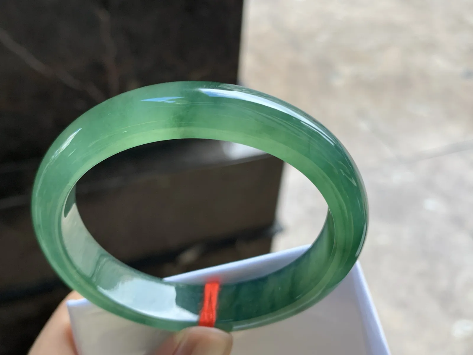 56.5-12.8-8.2

油绿贵妃手镯^_^起光 种老 正圈54可以带