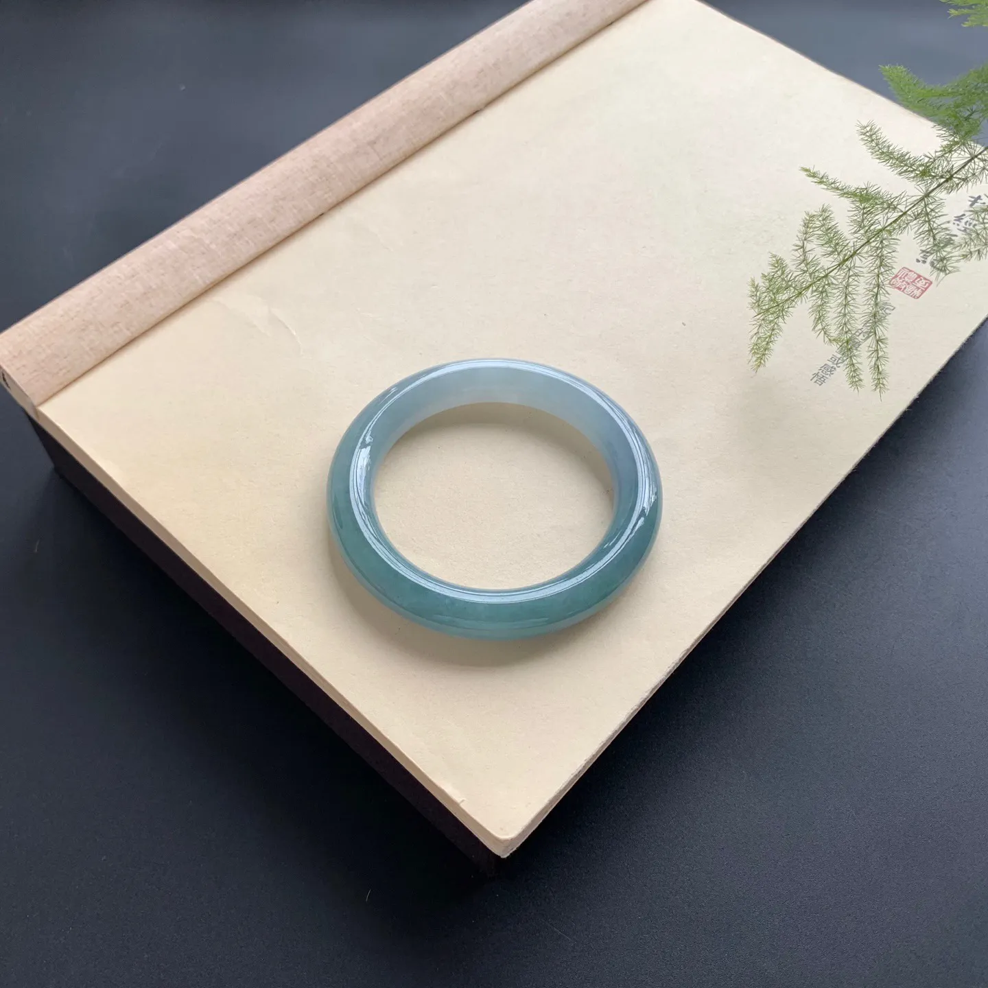 55圈口蓝底圆条手镯 尺寸：55-11，无纹裂，细腻光滑，色泽浓郁