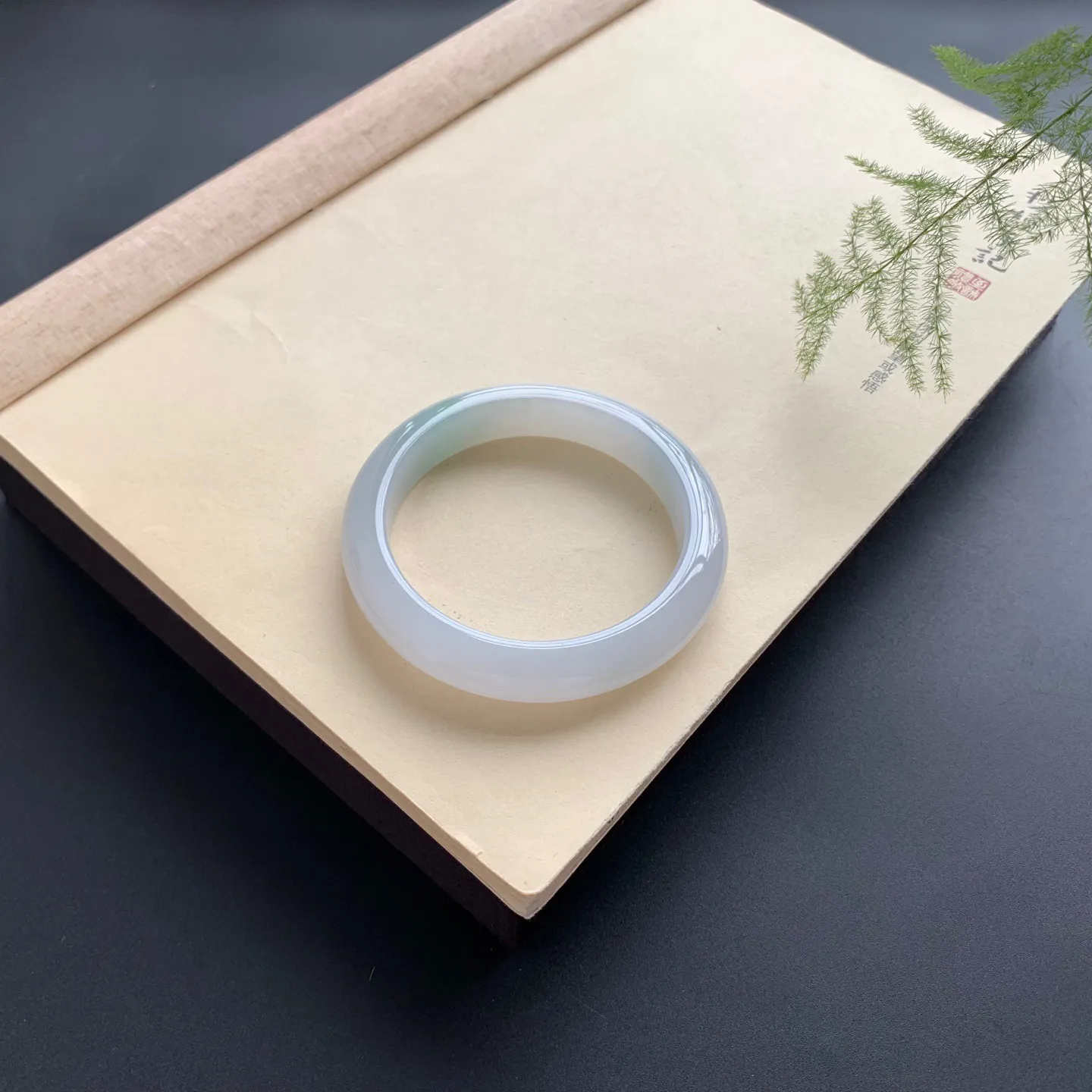 58.5圈口糯冰正圈手镯 尺寸：58.5-12.3-9.3，无纹裂，细腻釉洁，清爽干净