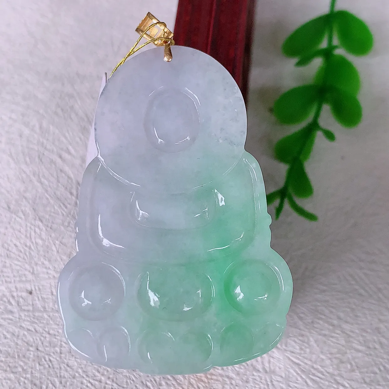 18K金镶嵌冰飘绿翡翠观音菩萨吊坠，赐福翡翠观音，观音面相端庄，品相佳，佩戴气质！#35.2整体58.8裸石52.5*36*5.8