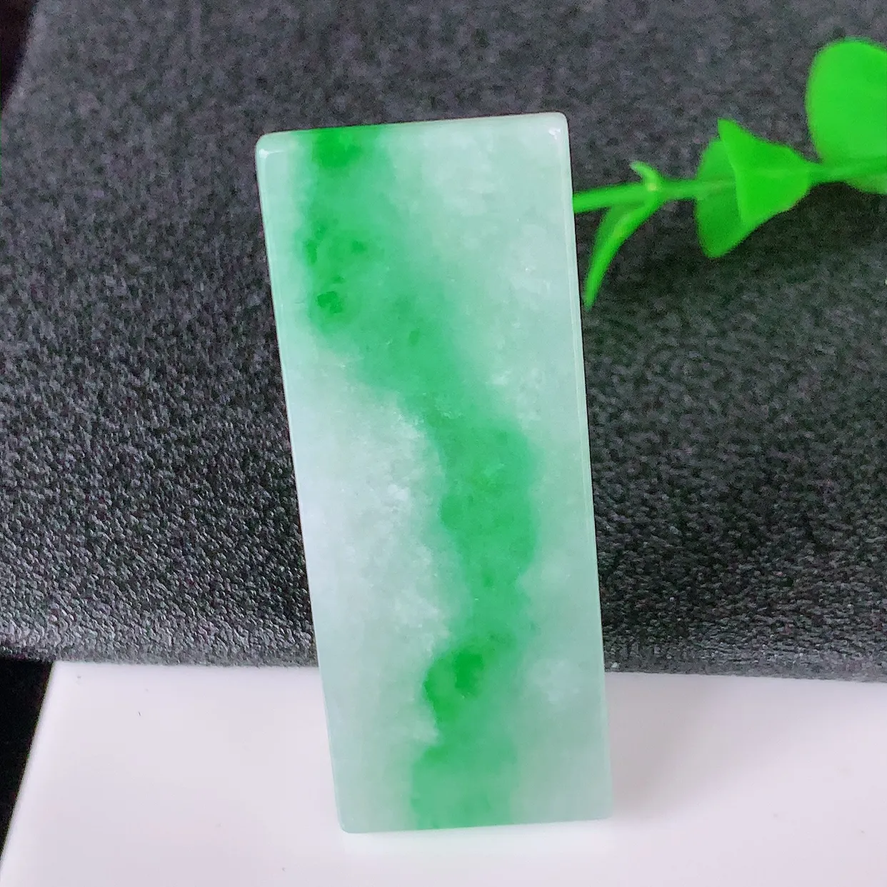 自然光实拍，冰润飘绿翡翠平安无事牌吊坠，平平安安，无事牌翠色灵动，佩戴平安时尚！#05.2