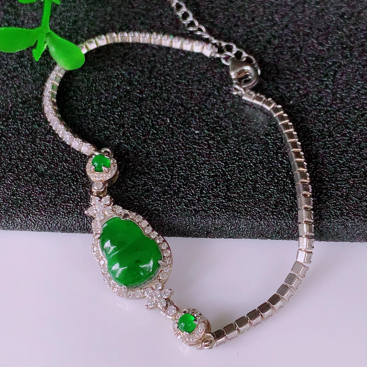 冰透满绿翡翠925银镶嵌葫芦手链，自然光实拍，翠色灵动，颜色漂亮，种老水足，品相佳，佩戴佳品！#98.2葫芦整体20.8*10.8*5.5裸石10.5*8