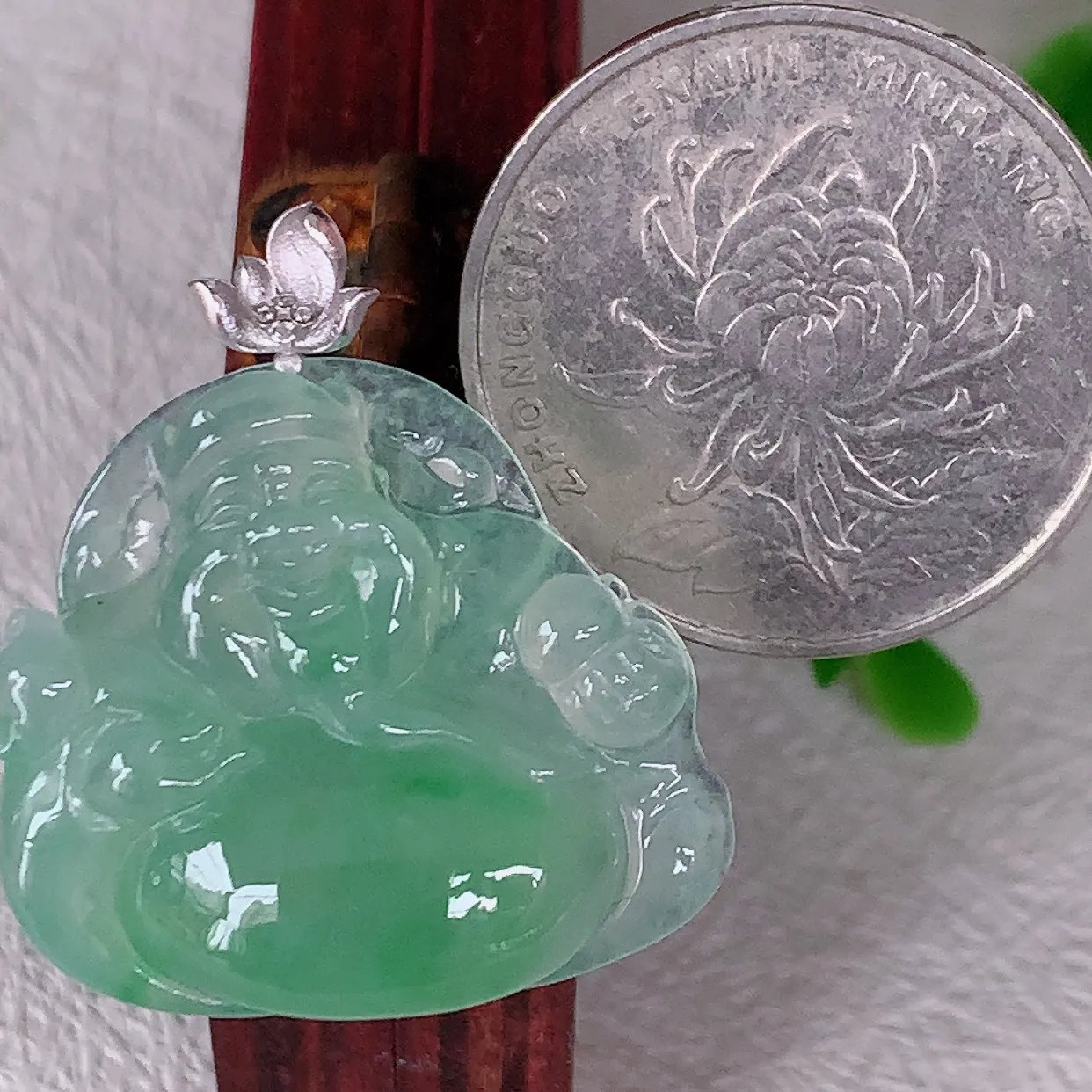 自然光实拍，18K金镶嵌冰种飘绿翡翠财神爷吊坠，财神到你家里来，年年月月发大财，形态极为讨喜，佩戴效果招财迷人#1.2整体28裸石26*22.5*6