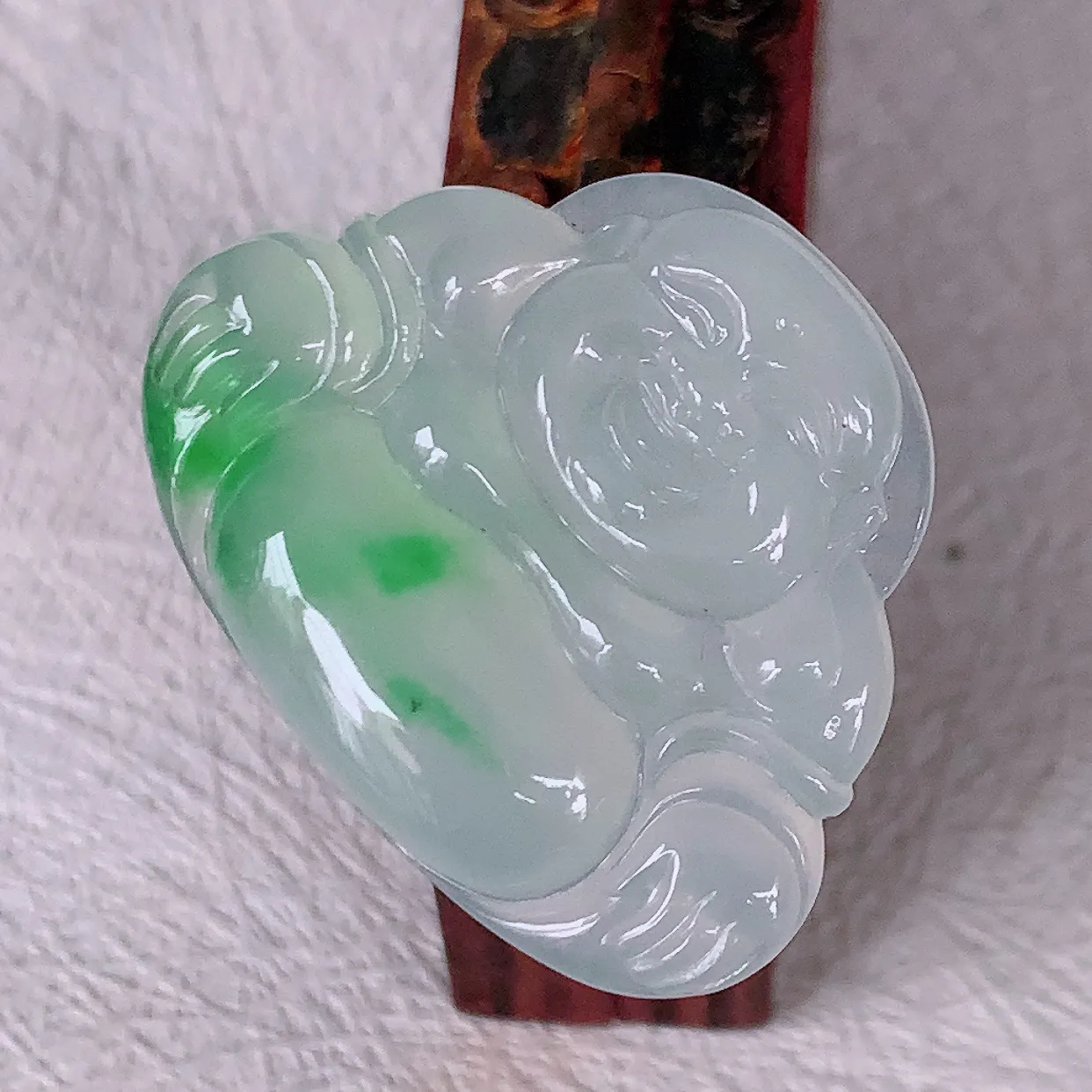 自然光实拍，冰种飘阳绿翡翠佛公吊坠，饱满， 佛公亦保平安，寓意有福（佛公）相伴，配戴优雅迷人！#57