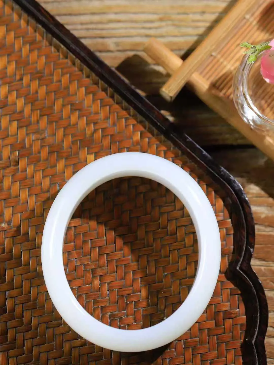 【贵妃镯.玉腕清响】    

精品和田玉白玉贵妃镯，玉质温润细腻 油性十足 相传杨贵妃十分喜