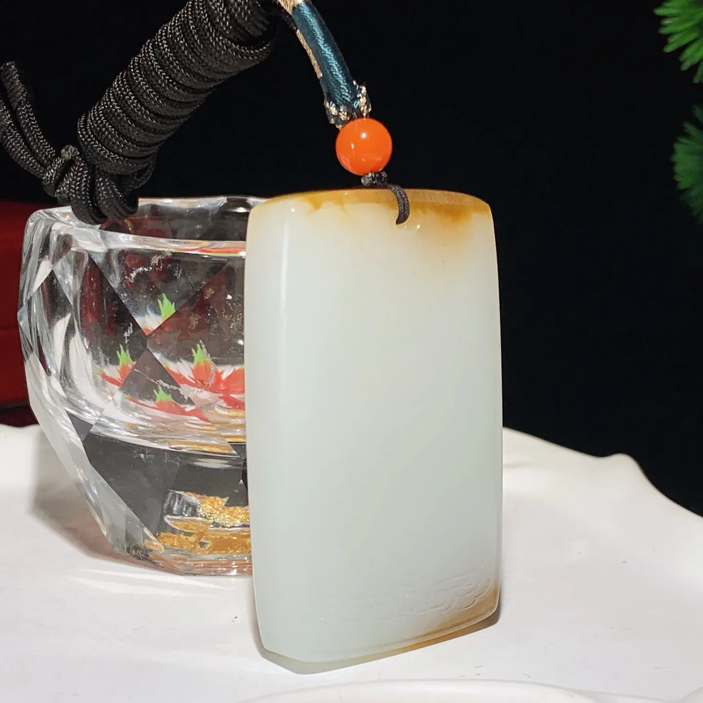 新疆且末糖天地糖平安无事牌挂件。尺寸56/35/11重60克。玉质细腻油润。手推出油。佩戴高端典雅。lt251103