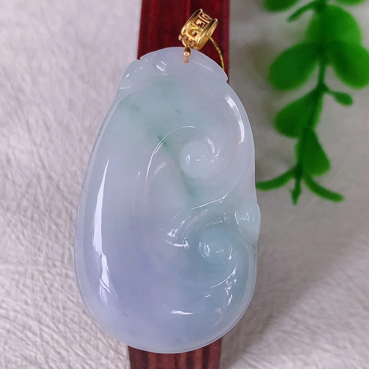 18k金镶嵌春带彩翡翠如意吊坠，沁人心脾，精致典雅的设计，为佩戴者，增添色彩，送礼自留都是佳品选择！#35.2整体44.5裸石38.5*23*5.6